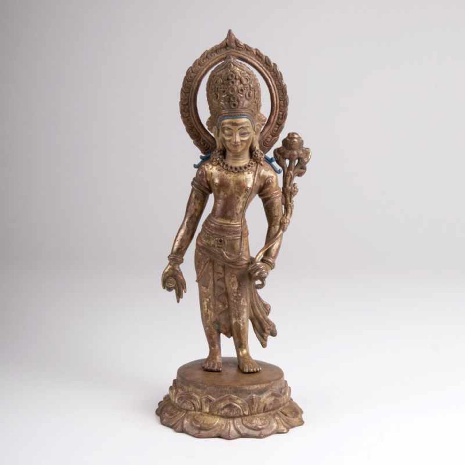 Bedeutende Skulptur des 'Bodhissatva Padmapani' Nepal, 16. Jh. Feuervergoldete Kupferbronze, Reste