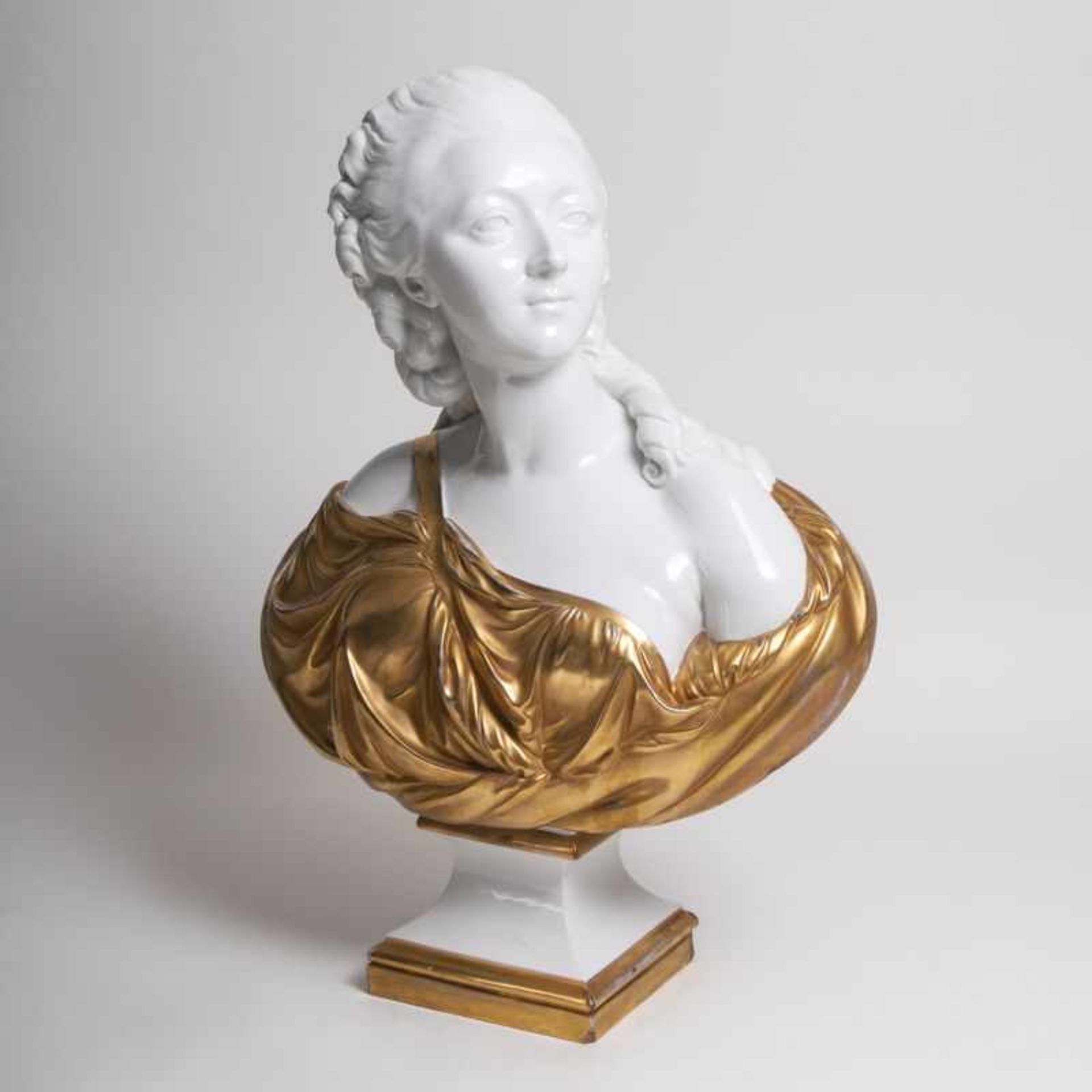 Große Porzellan-Büste 'Madame du Barry' Frankreich, Anf. 20. Jh. Weißporzellan, teils gold