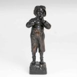 Bronze-Skulptur 'Trällernder Straßenjunge' Frankreich, um 1900. Bronze mit schwarzer Patina, H. 17,5