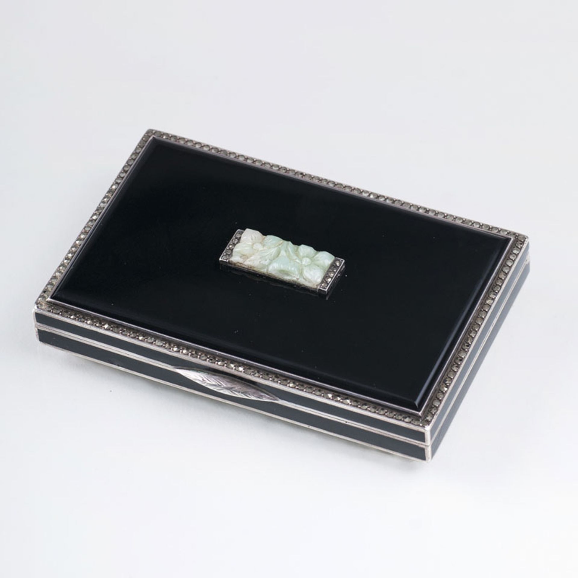 Art-déco Onyx-Etui mit geschnitzter Jade und Markasit-Besatz Um 1930. Sterlingsilber, gest. '925',