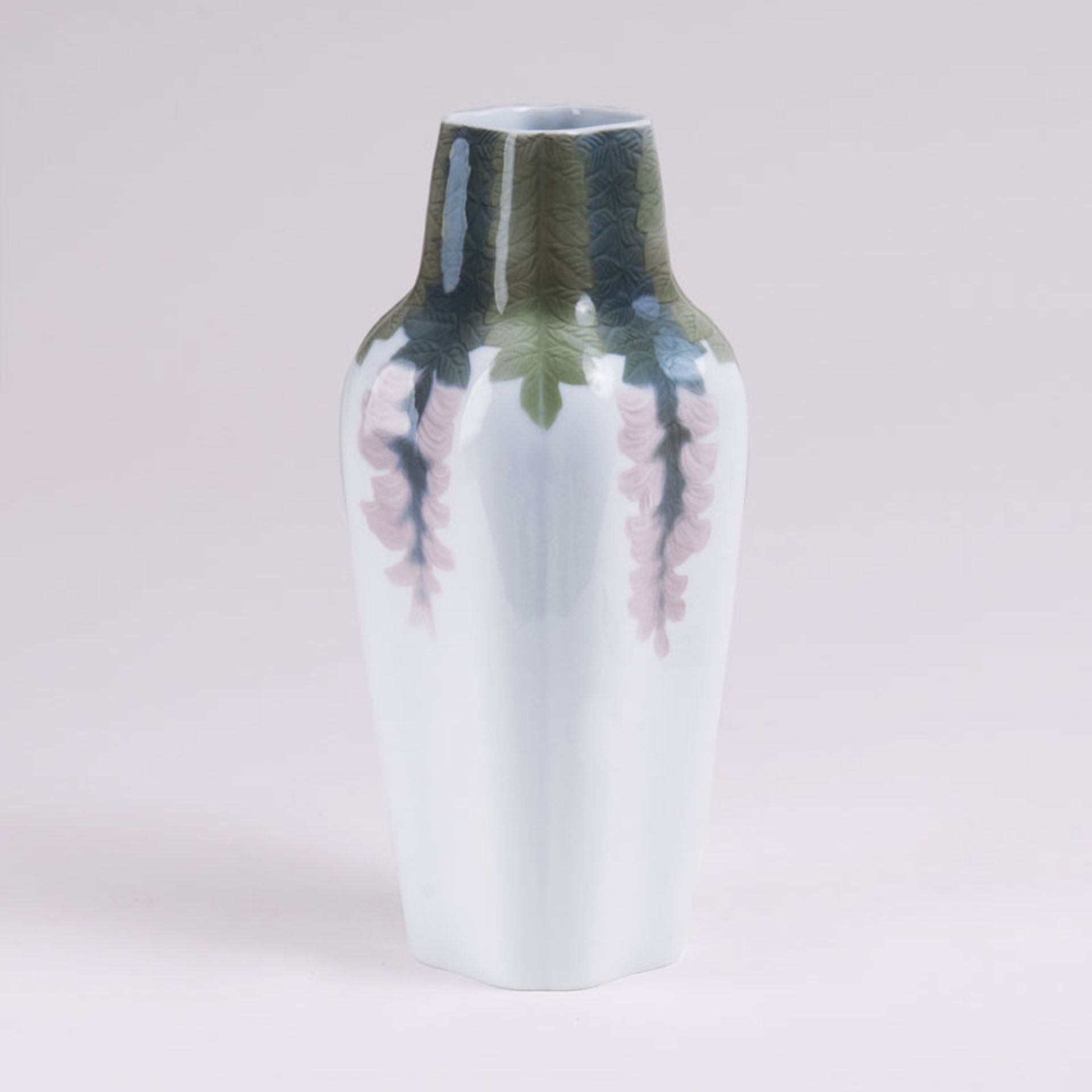 Jugendstil-Vase mit Glyzinien Rosenthal, Kunst-Abteilung, um 1910. Porzellan, farbige