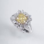Exquisiter Fancy-Diamant-Ring 18 kt. WG mit GG, gest. Der Diamant im modifizierten Kissenschliff von