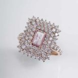 Hochfeiner Pink-Diamant-Brillant-Ring 18 kt. Roségold, gest., MZ.: 'JK'. Im Zentrum der natürliche