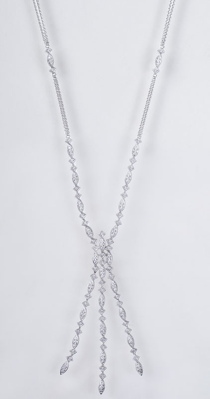 Elegant-feines Brillant-Collier 18 kt. WG, gest. Zweireihige Kette mit kl. Stegen, schauseitig in