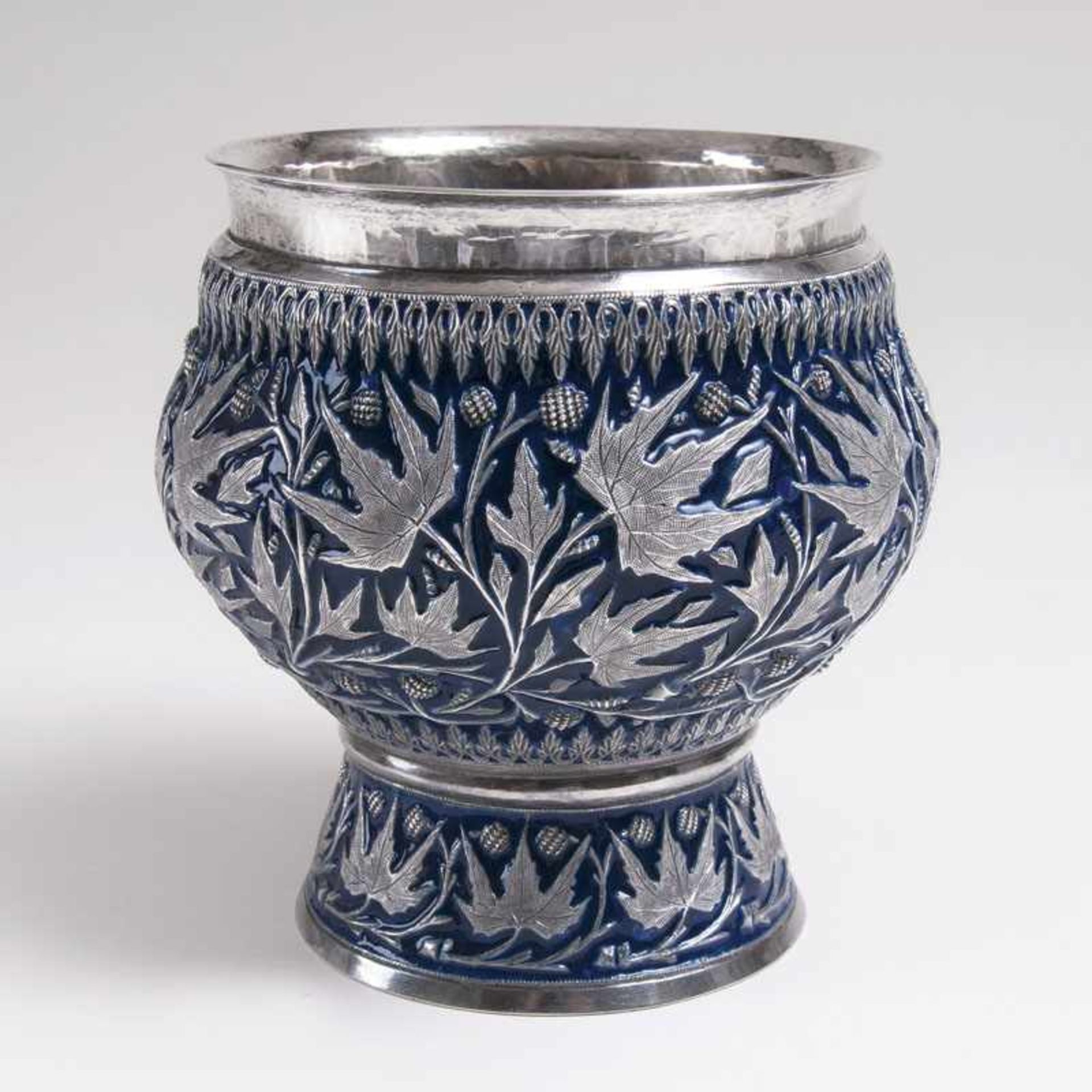 Silber-Vase mit floralem Dekor und Emaille Südostasien, Anfang 20. Jh. Silber, kobaltblau