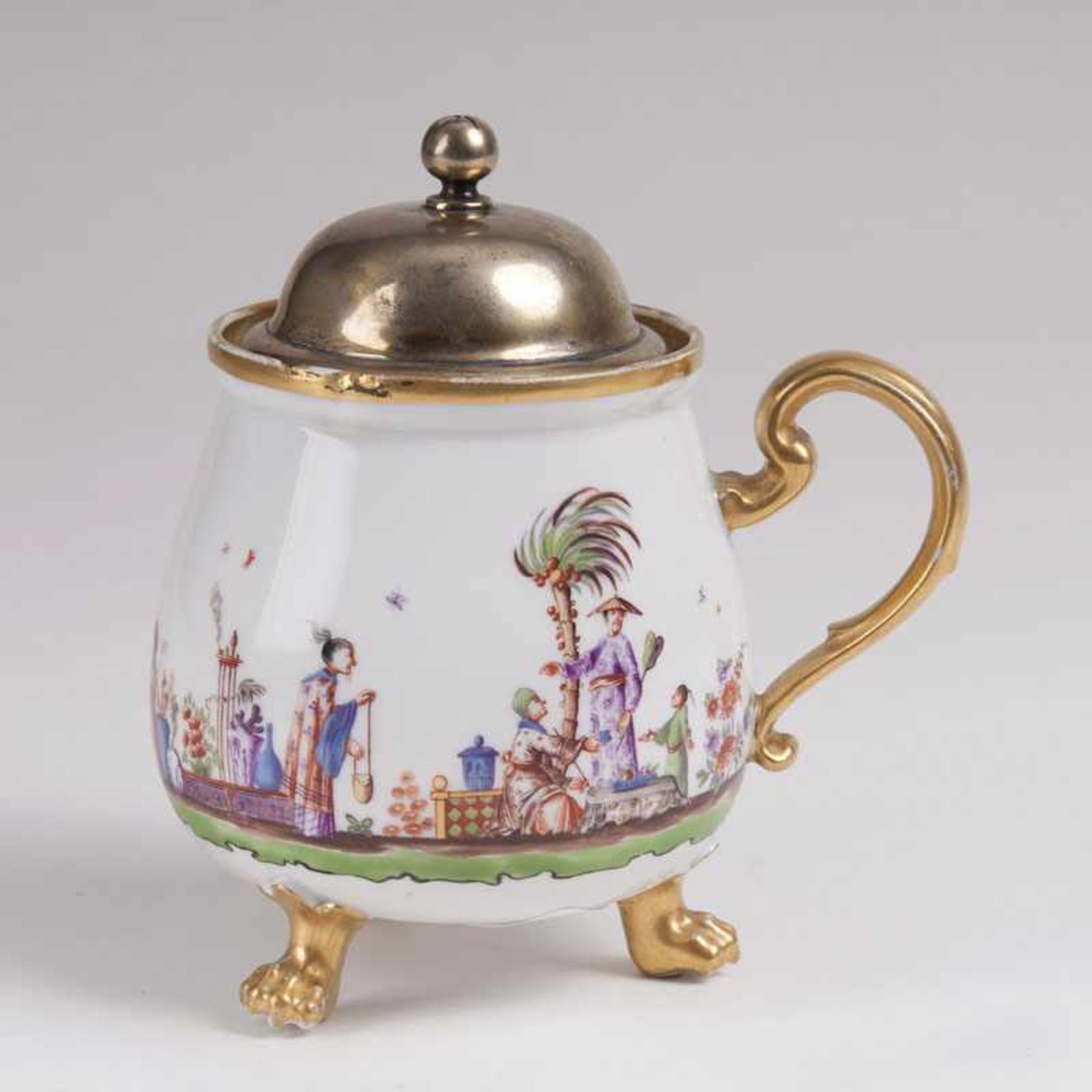 Cremetopf mit Herold-Chinoiserien Meissen, Herold-Werkstatt, um 1730. Porzellan, farbig bemalt,