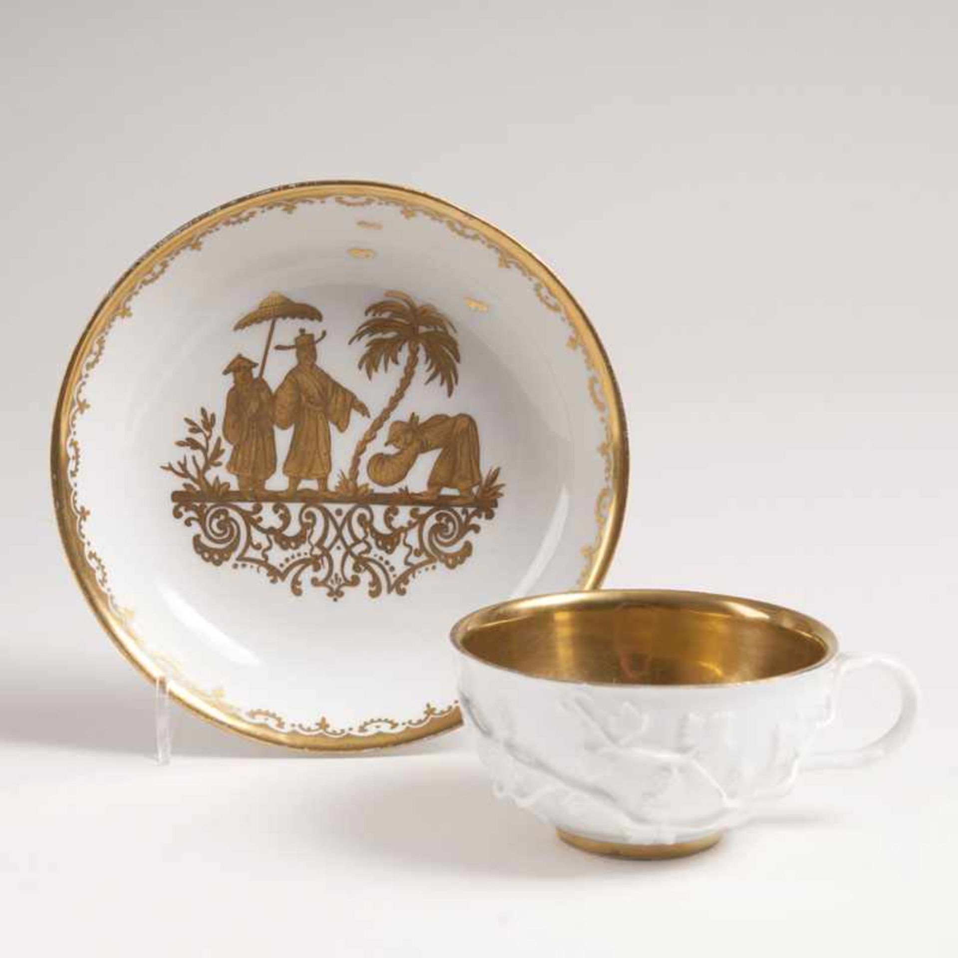 Tasse mit Goldchinesen Meissen, um 1740. Porzellan. Tasse und UT außen mit modelliertem