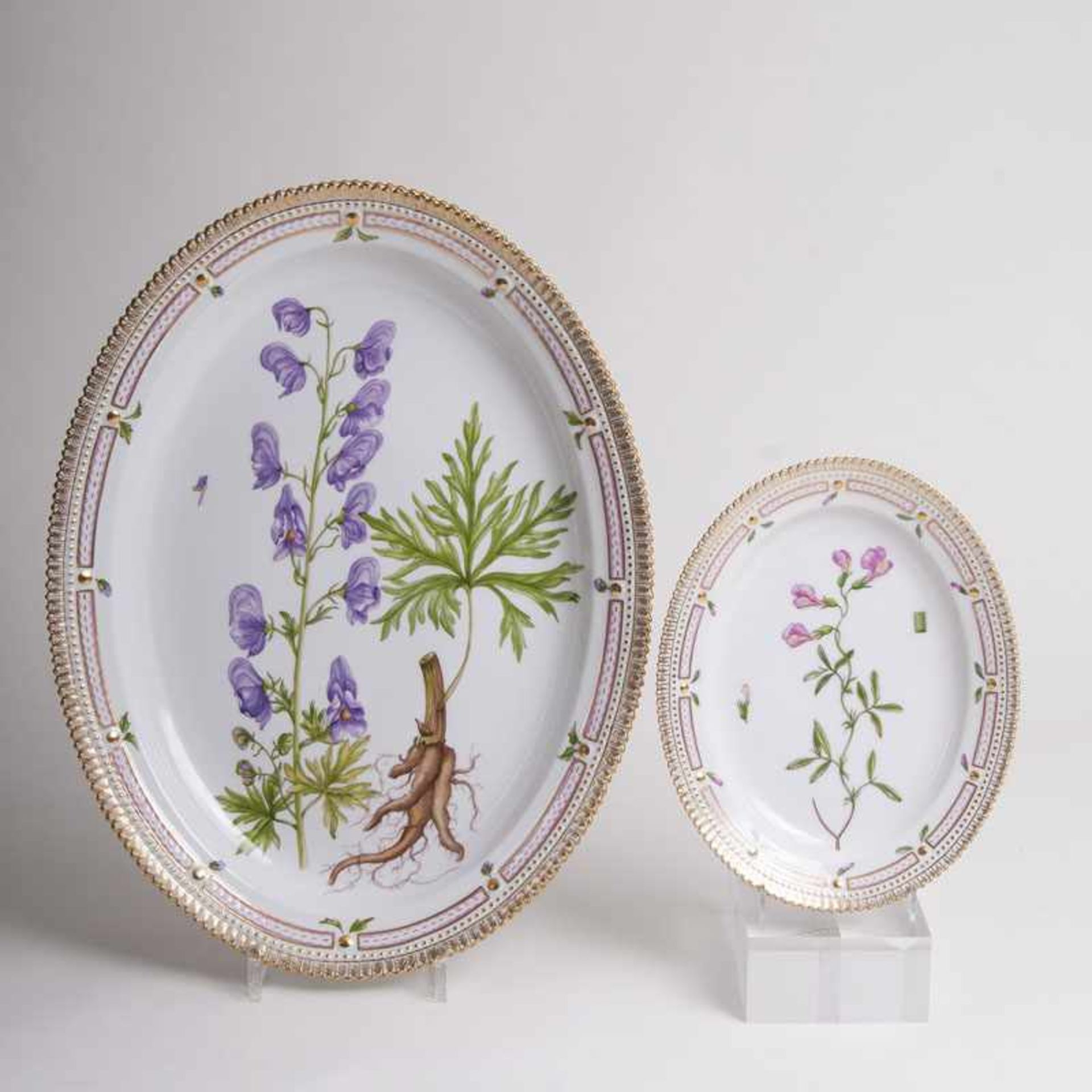 Zwei ovale 'Flora Danica' - Platten Royal Copenhagen, 20. Jh. Porzellan. L. 24,5 cm und 43,5 cm. -