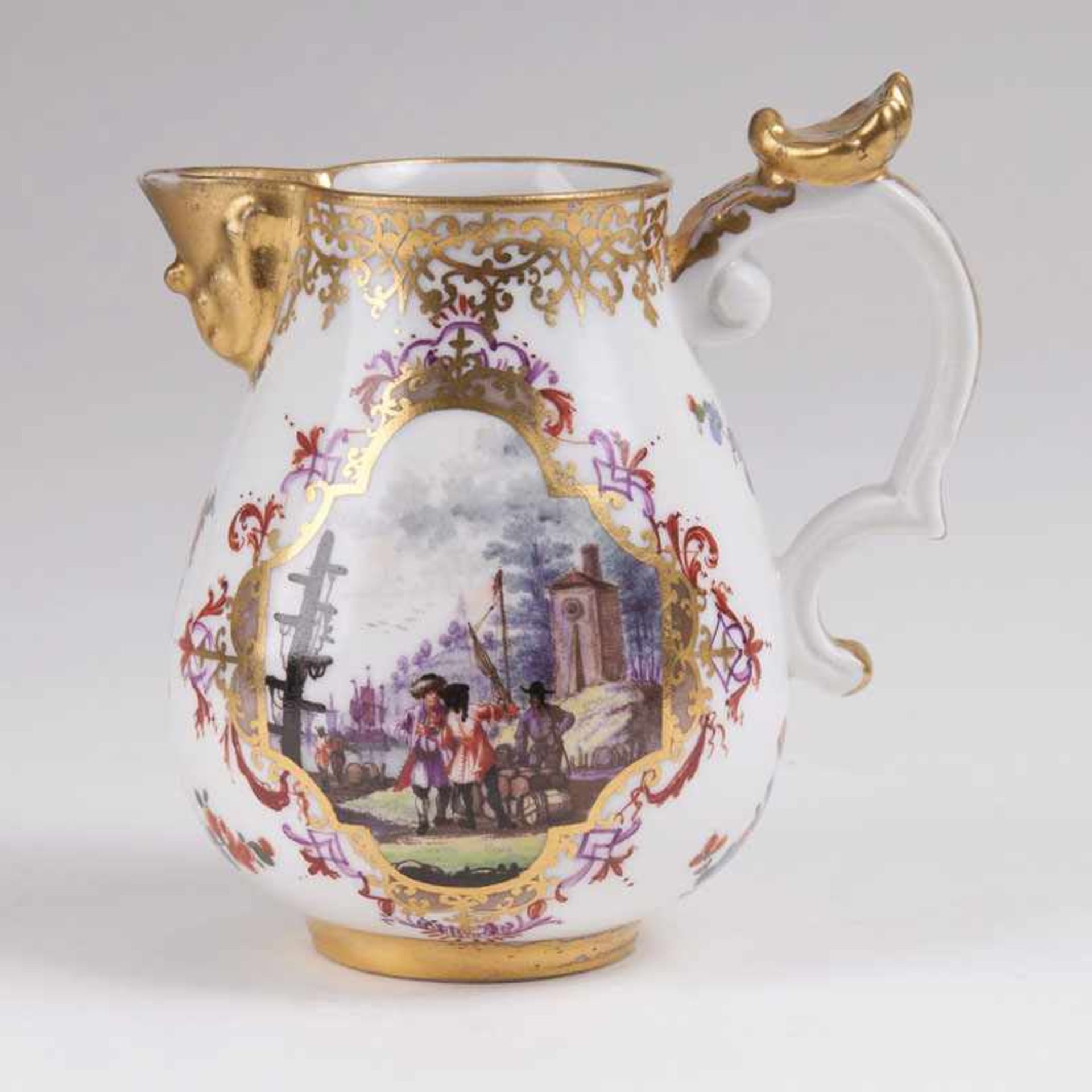 Milchkännchen mit Kauffahrtei-Szenen Meissen, um 1740. Porzellan, farbig und gold bemalt. Auf beiden