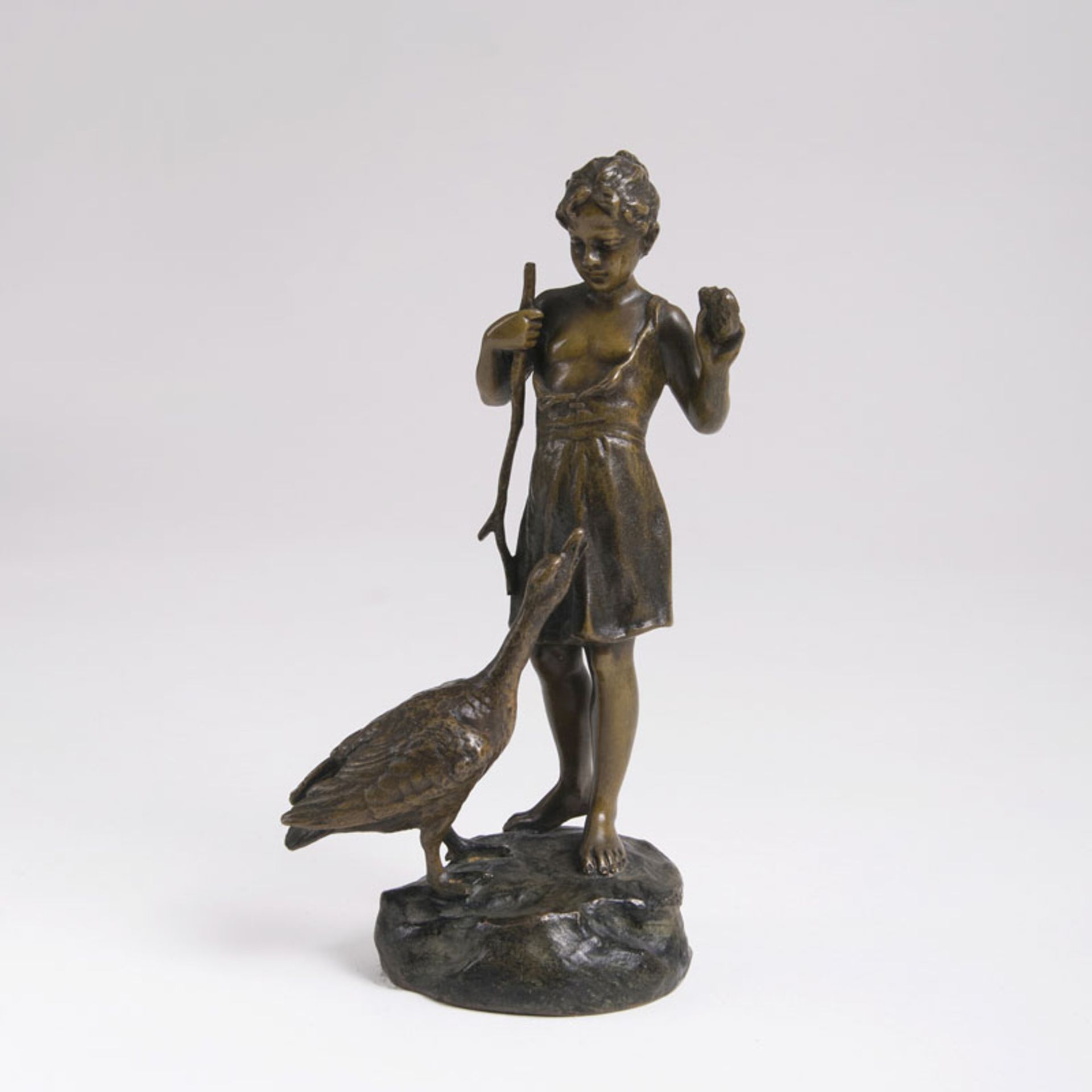 Ruffino Besserdich tätig um 1900 in Österreich Kleine Figur 'Mädchen mit Gans' Bronze mit grünlicher