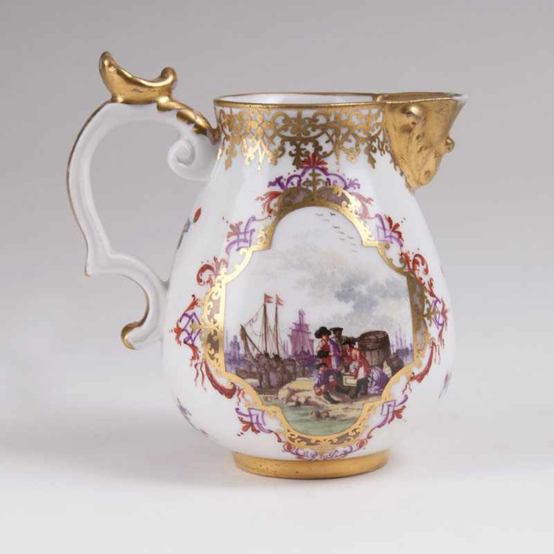 Milchkännchen mit Kauffahrtei-Szenen Meissen, um 1740. Porzellan, farbig und gold bemalt. Auf beiden - Bild 2 aus 2