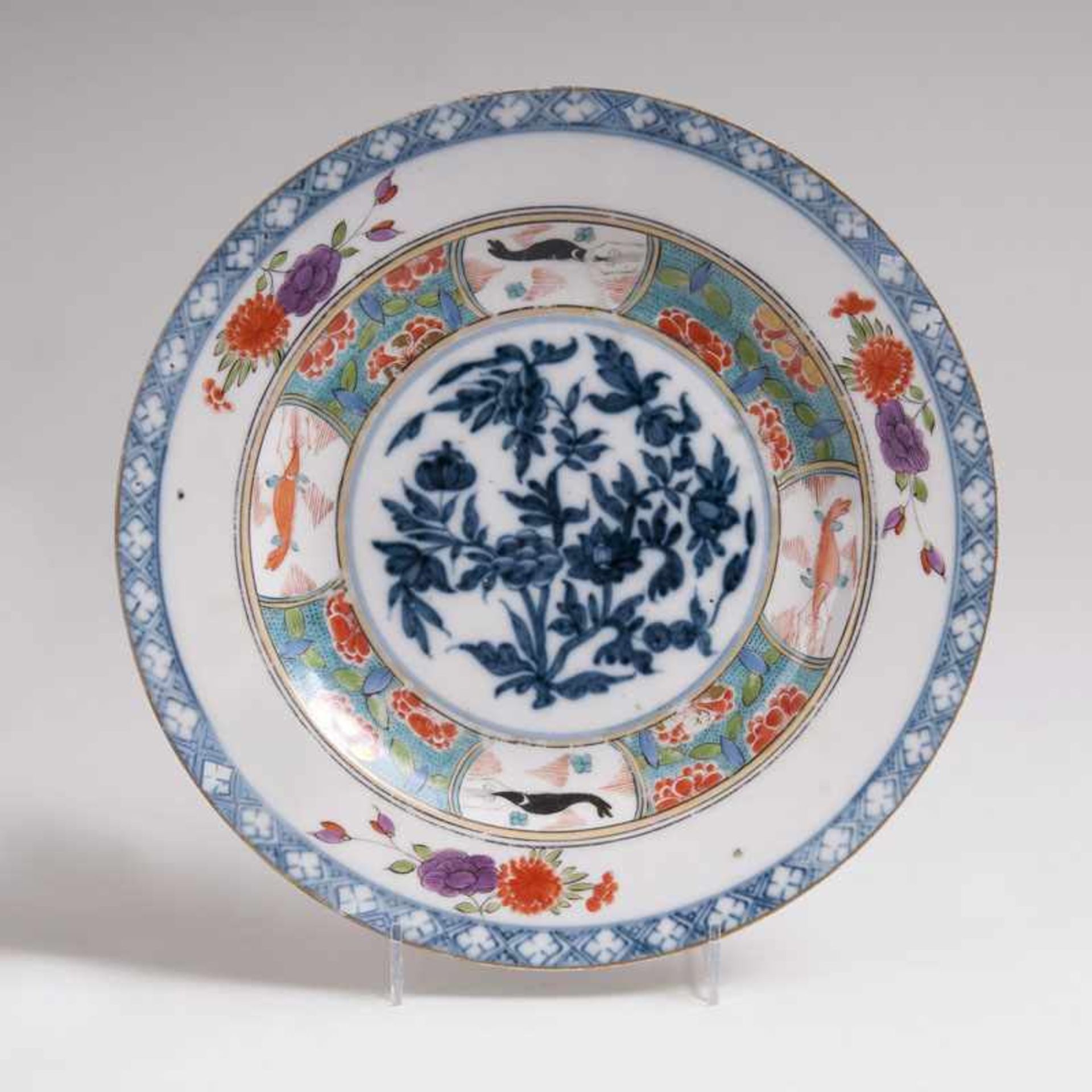 Früher Teller mit sog. Hummerdekor Meissen, um 1735. Porzellan. Im Zentrum ein großes Medaillon