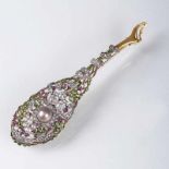 Belle Epoque Diamant-Perl-Brosche mit Peridot- und Rubin-Besatz Um 1900. 14 kt. GG. Floral-filigran,