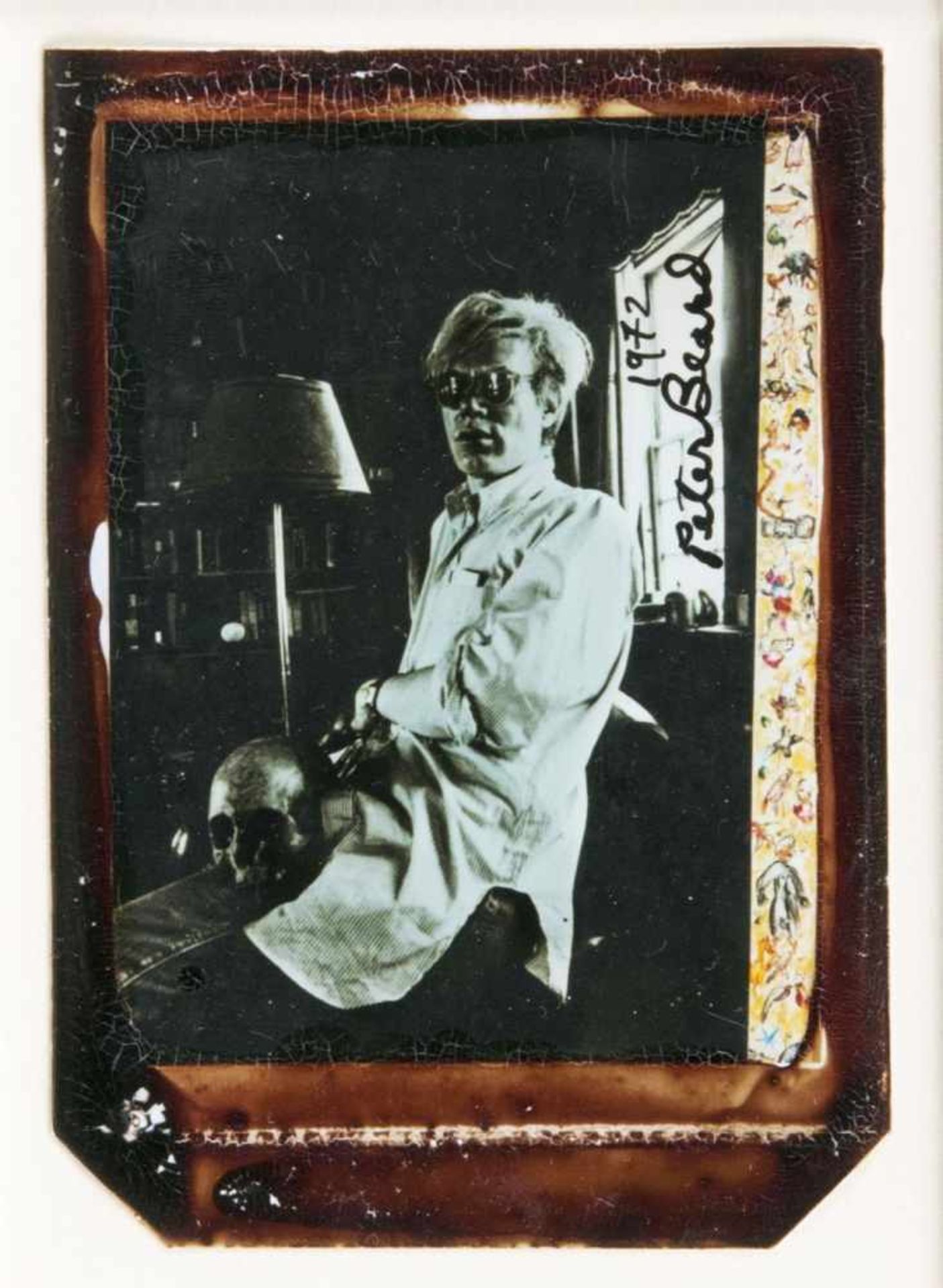 Peter Beard(New York 1938)Andy Warhol at Home with SkullPolaroid und Blut, 14,5 x 10,5 cm, r. o.