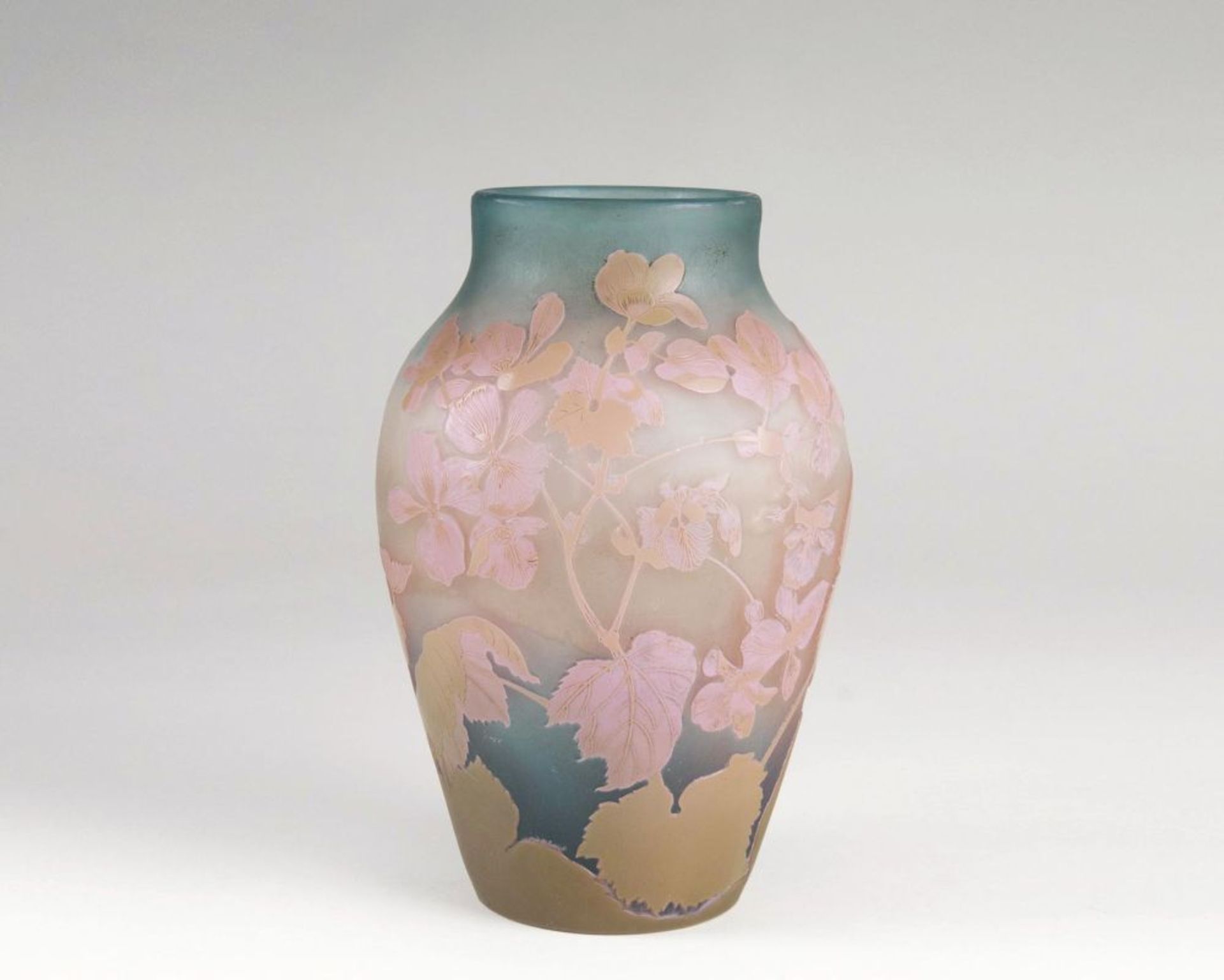 Emile Gallé(Nancy 1846 - Nancy 1904)Vase mit ClematisNancy, 1905-10. Überfangglas, farblos,