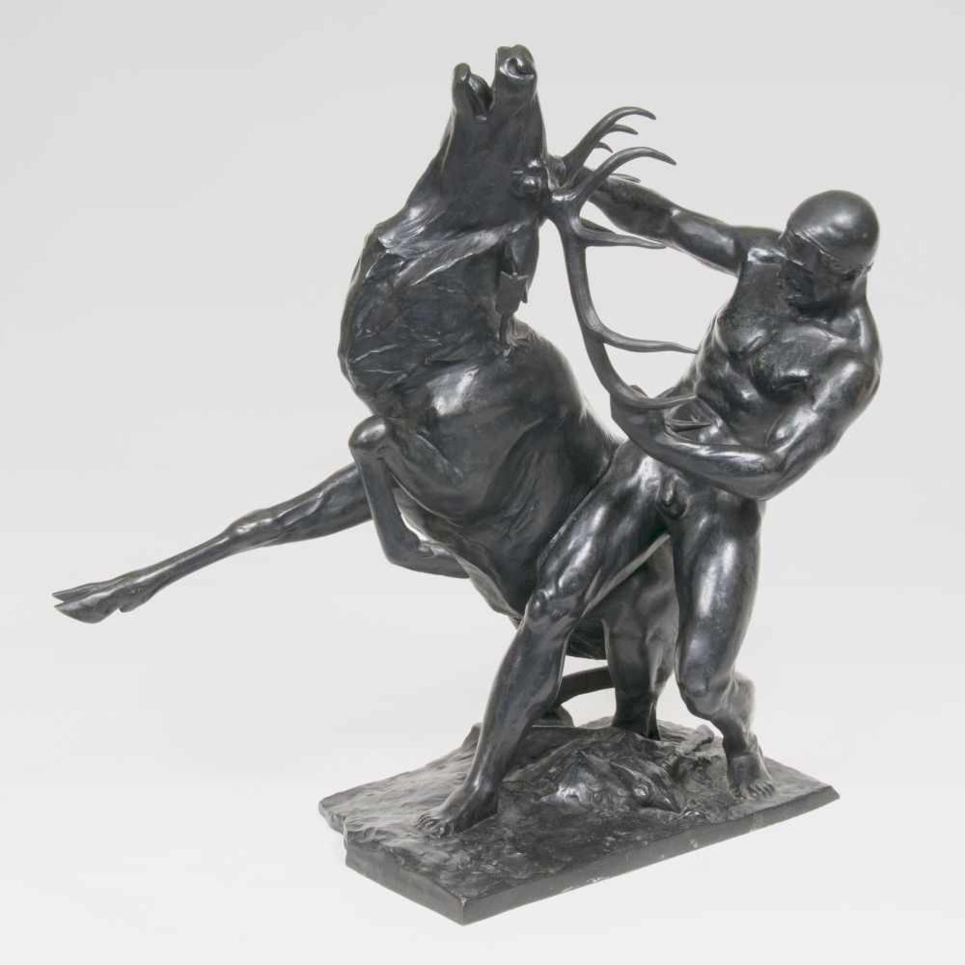 Imposante Gruppe 'Schmied im Kampf mit einem Hirsch'20. Jh. Bronze mit schwarzer Patina. Auf der