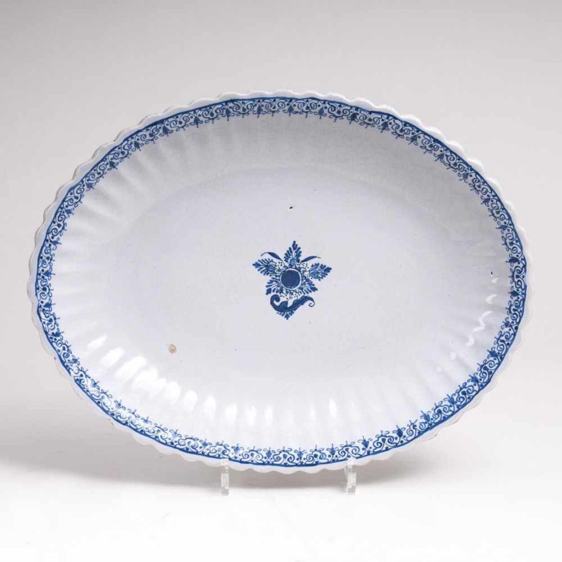 Ovale Fayence-Platte mit BlaumalereiWohl Durlach, 18. Jh. Weiß glasiert. U-glasurblauer Dekor: