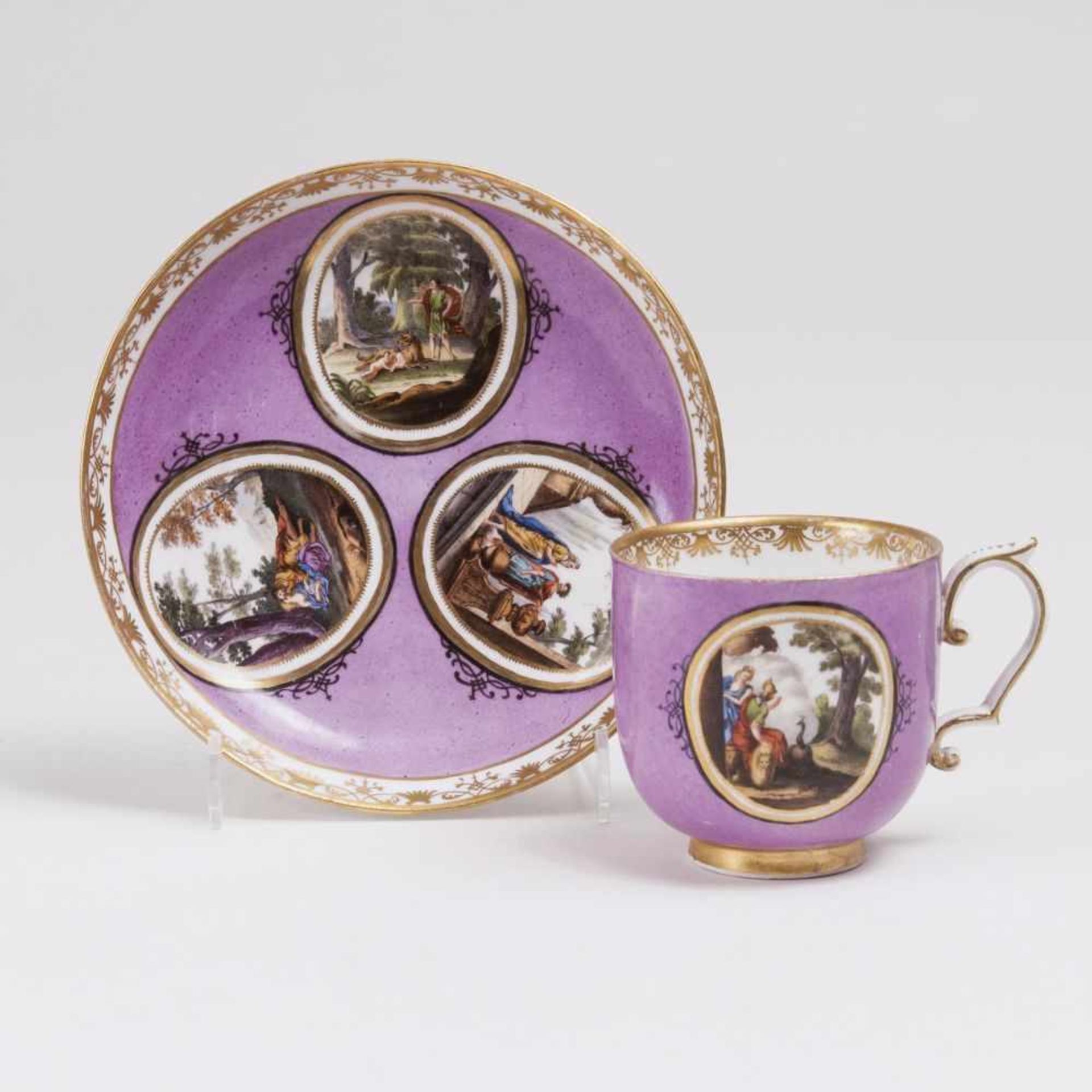 Tasse mit Purpurfond und mythologischen SzenenMeissen, 1736. Porzellan. Purpurfond. In gold-