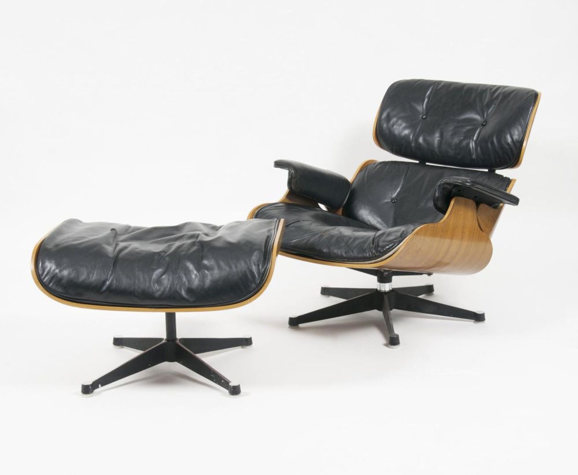 Charles & Ray Eamestätig Mitte 20. Jh.Vintage Lounge-Chair mit OttomanEntwurf 1956, wenig spätere