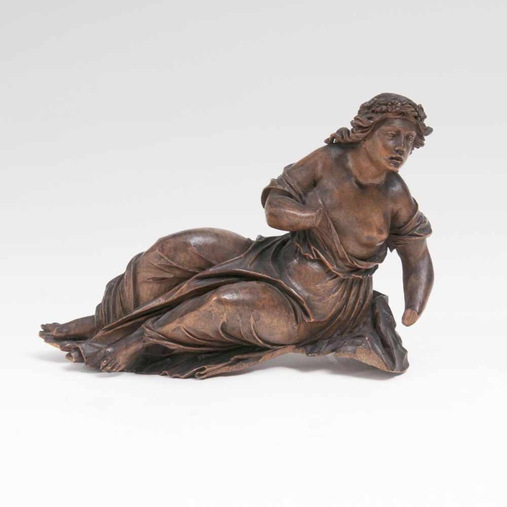 Figur 'Liegende weibliche Allegorie'Wohl Gröden, um 1800. Zirbenholz, geschnitzt, braun lasiert.