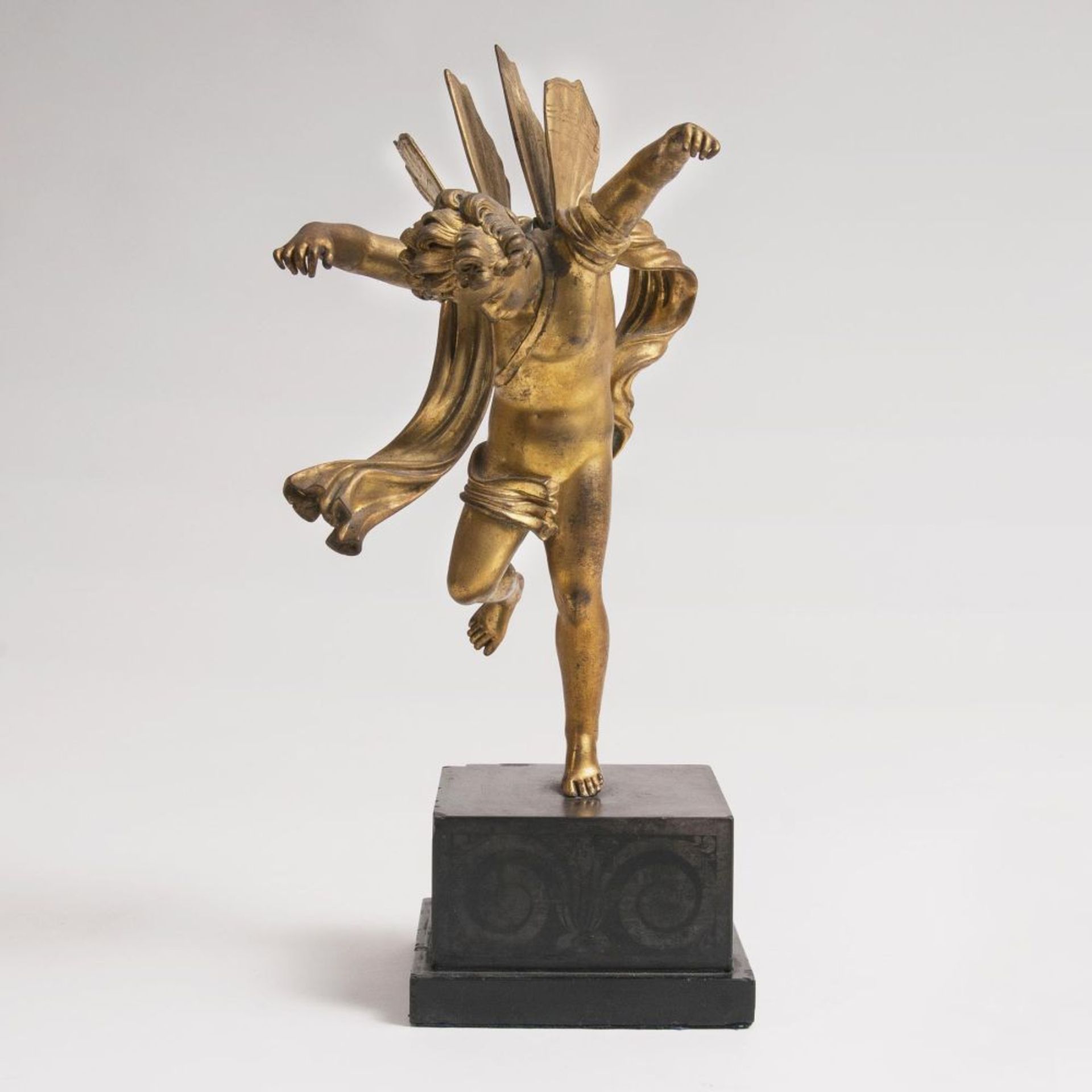 Figur 'Ikarus'Um 1800. Bronze mit Feuervergoldung. Mit erhobenen Armen und wehender Tuchdraperie.