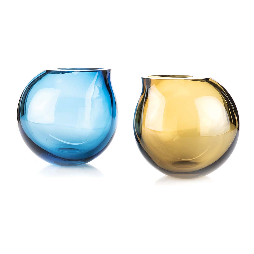 A PAIR OF CZECH ART GLASS VASES DESIGNED BY ALEŠ VALNER, MODERN of bulbous design the blue vase 18,