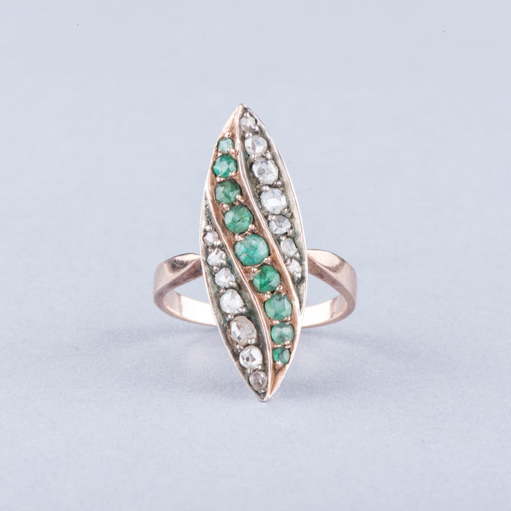 A DIAMOND AND EMERALD RING a centre row of graduating old cut emeralds ﬂanked by rows of old cut