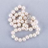A STRAND OR PEARLS forty-ﬁve graduated pearls on a Victorian clasp comprising nineteen old-cut