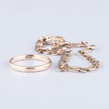 A WEDDING BAND AND BRACELET SET the 18k yellow gold wedding band and a ﬁgaro chain bracelet in 9k