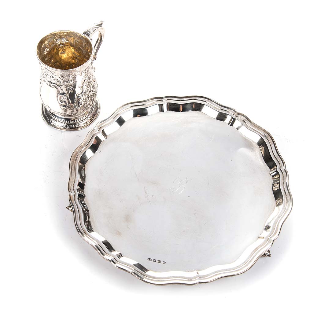 A GEORGE III SILVER MUG, GEORGE SMITH JUNIOR (IV), LONDON, 1783 of baluster form, the body chased