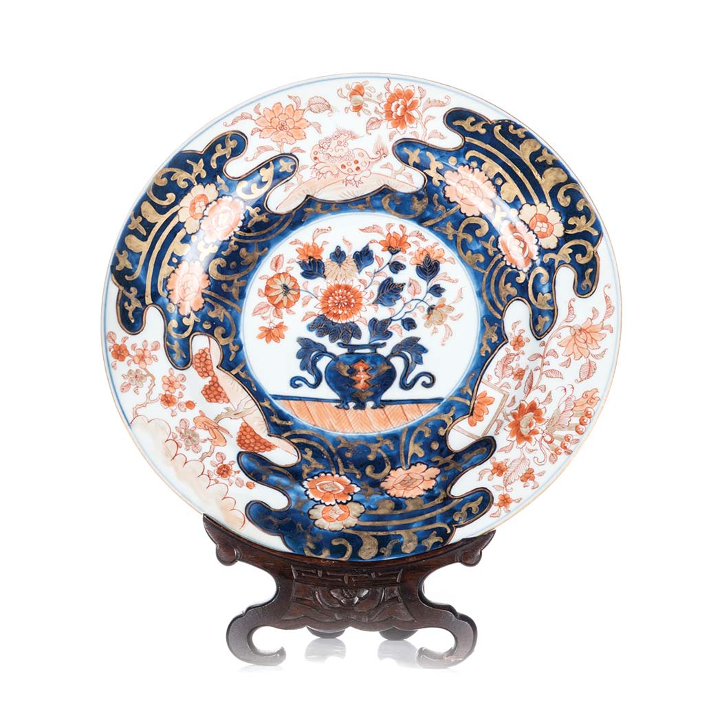 A CHINESE IMARI PLATE, 18TH/19TH CENTURY the centre finely painted with floral sprays issuing from a