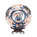 A CHINESE IMARI PLATE, 18TH/19TH CENTURY the centre finely painted with floral sprays issuing from a