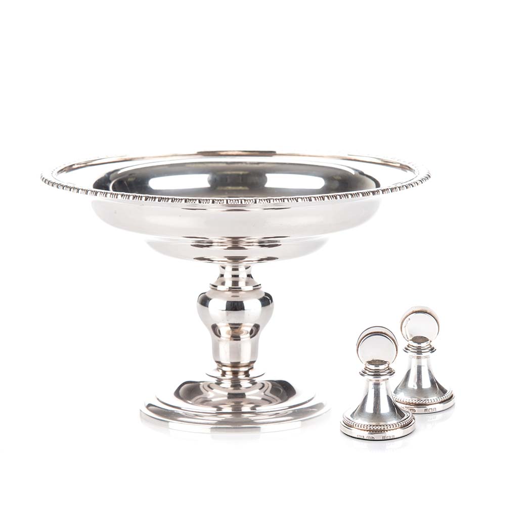 A PAIR OF ENGLISH SILVER MENU HOLDERS, W I BROADWAY & CO, BIRMINGHAM, 1962 of typical form with