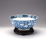 A CHINESE BLUE AND WHITE ‘HAWTHORNE’ PATTERN BOWL, QING DYNASTY, 19TH CENTURY the well and