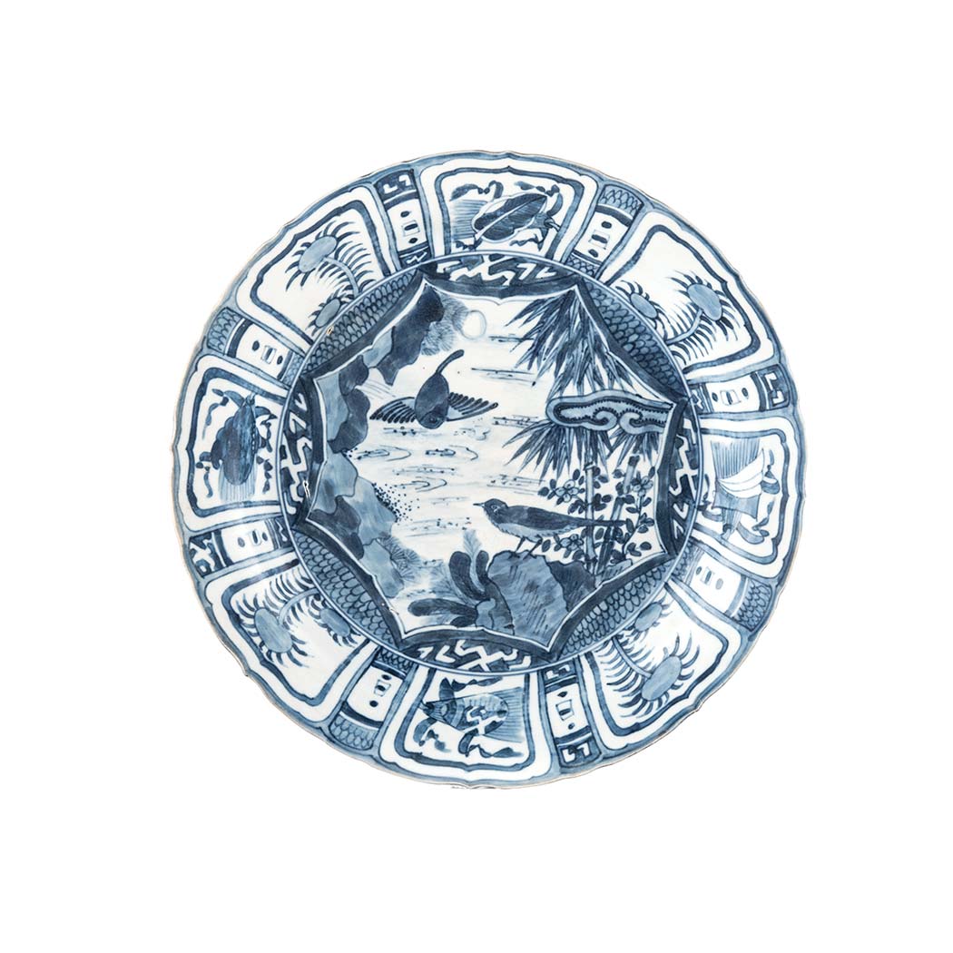 A CHINESE BLUE AND WHITE ‘KRAAK’ PLATE, 17TH CENTURY the centre painted with a pair of birds, one