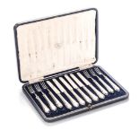 AN ENGLISH SILVER FRUIT KNIFE AND FORK SET, MAPPIN & WEBB, SHEFFIELD, 1925 comprising: six knives