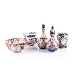 A MISCELLANEOUS COLLECTION OF JAPANESE IMARI WARES, MEIJI, 1868 - 1912 comprising: a scalloped