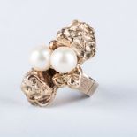 A GOLD NUGGET AND PEARL RING the two central pearls are flanked by gold styled as nuggets