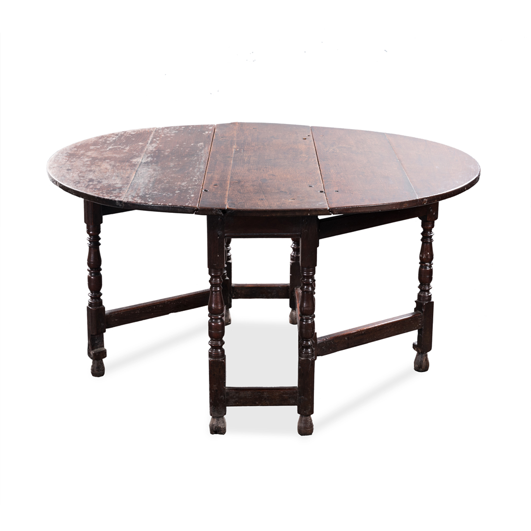 AN OAK GATELEG TABLE, LATE 19TH/EARLY 20TH CENTURY the hinged oval top above a plain frieze on