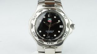 GENTLEMEN'S TAG HEUER PROFESSIONAL REF. WL1112-0, black dial, dot hour markers, date aperture,