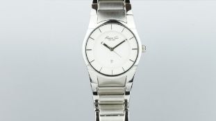 GENTLEMEN'S KENNETH COLE WRISTWATCH, white dial date aperture, baton hour markers, stainless steel