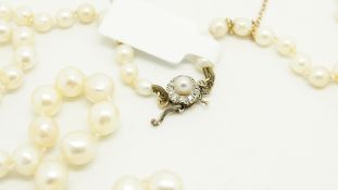 Single row pearl necklace, graduated pearls measuring 3.9-7.6mm, strung knotted with a gold, pearl