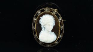 Hardstone cameo brooch, cameo of a lady, on an agate background, mounted in rose metal with French