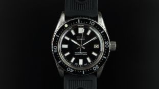 GENTLEMEN'S SEIKO DIVERS WATCH REF. 351331, circular black dial with large white hour markers and