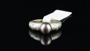 Tahitian pearl and diamond ring, 7mm Tahitian pearl set with three round cut diamonds to each