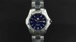 GENTLEMEN'S AQUARACER 300M WRISTWATCH REF WAF1113, dark blue dial with date function, stainless