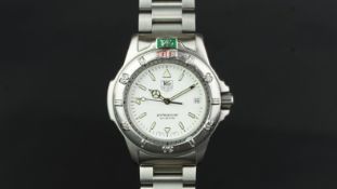 GENTLEMEN'S TAG HEUER PROFESSIONAL 200M WRISTWATCH REF. WF1112-0, circular white dial with date