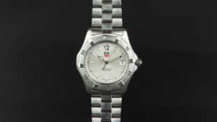 GENTLEMEN'S TAG HEUER PROFESSIONAL 200M WRISTWATCH REF. WK1112-0, circular white dial with date
