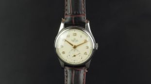 GENTLEMEN'S SMITHS DE LUXE VINTAGE WRISTWATCH, circular off white dial with Arabic numerals and