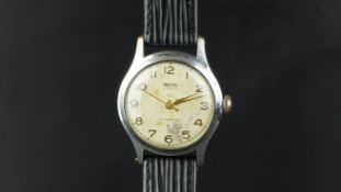 GENTLEMEN'S SMITHS VINTAGE WRISTWATCH, circular beige dial with gold baton hour markers and hands,